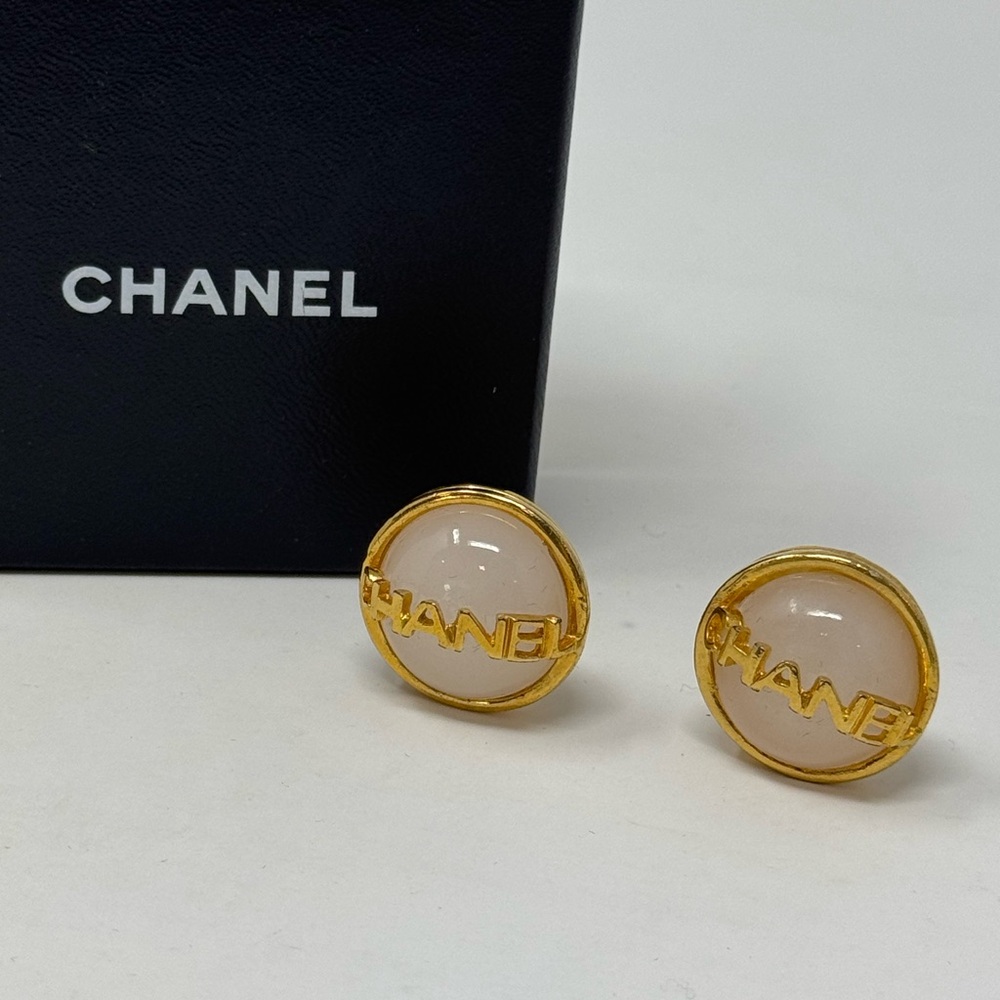 💯 Authentic CHANEL Gold toned faux Pearl Clip on Earrings